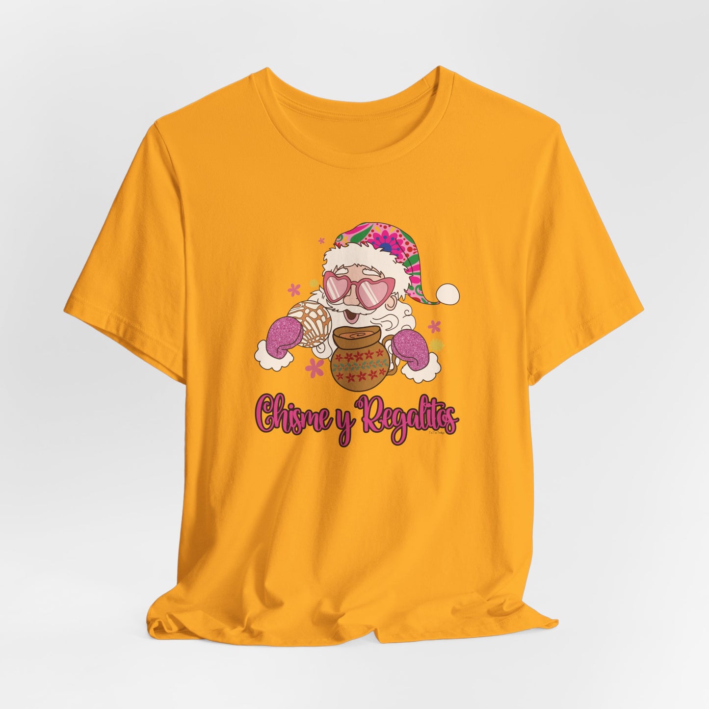 Santa’s Chisme y Regalitos T-Shirt – Funny Latina Christmas Tee – Unisex Fit