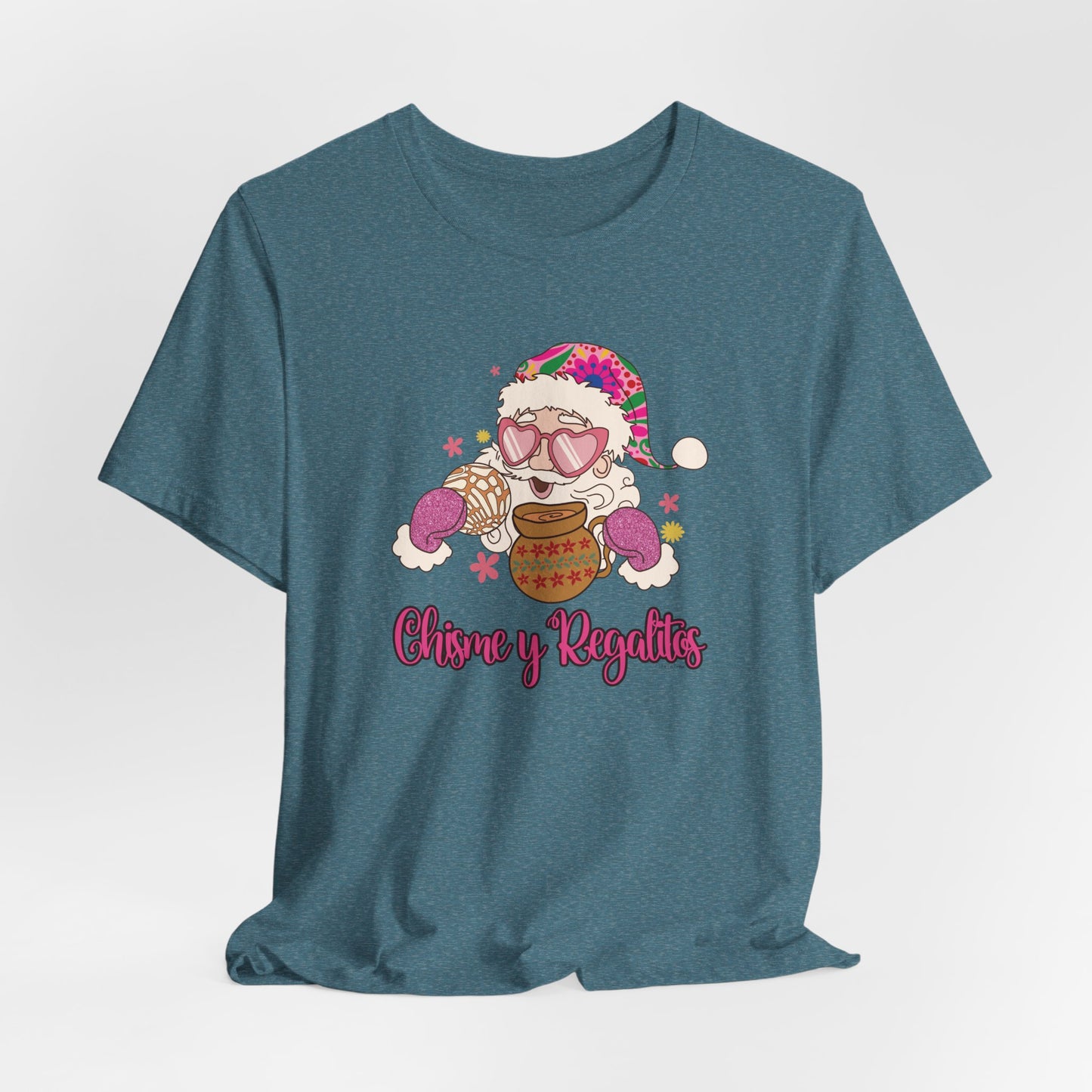 Santa’s Chisme y Regalitos T-Shirt – Funny Latina Christmas Tee – Unisex Fit