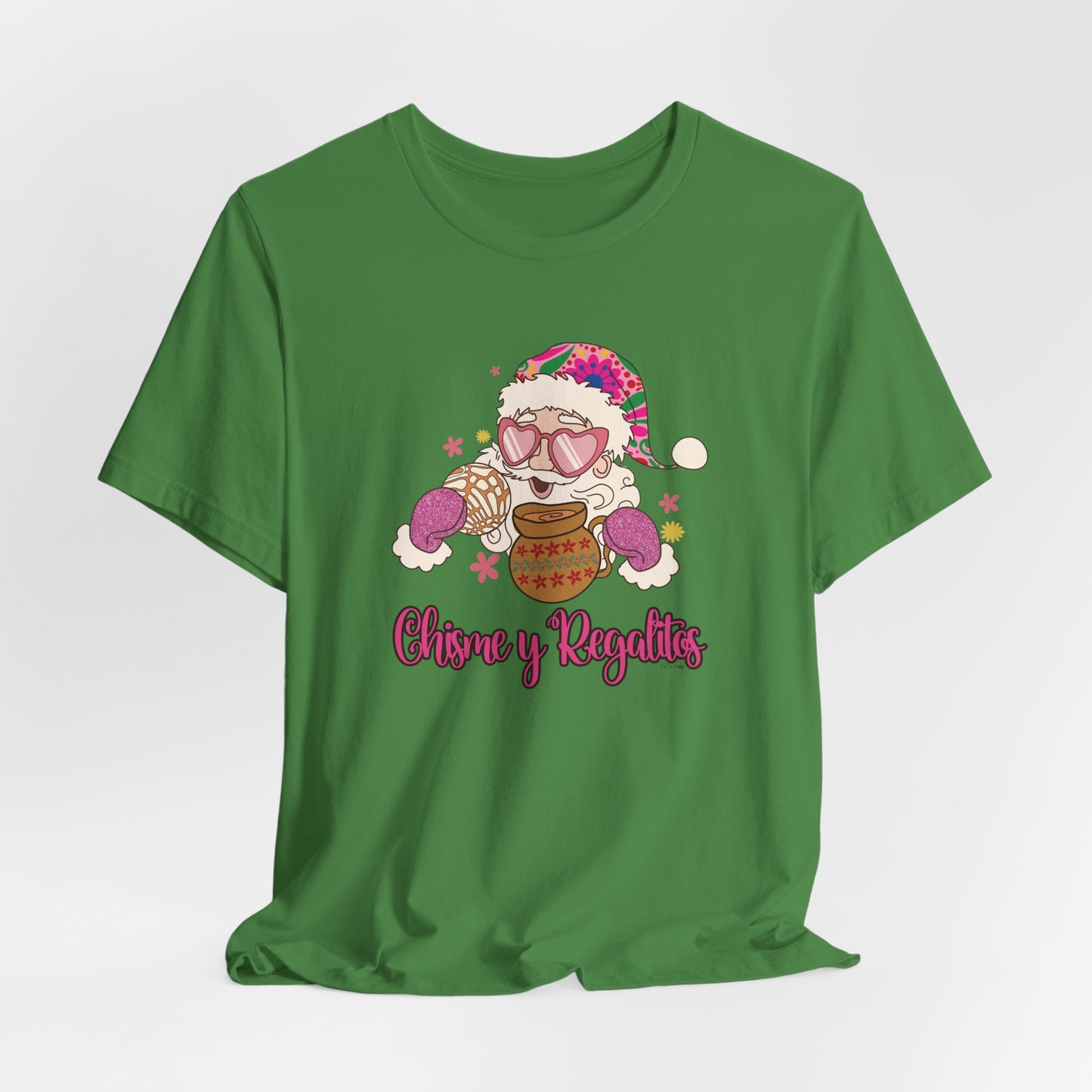 Santa’s Chisme y Regalitos T-Shirt – Funny Latina Christmas Tee – Unisex Fit
