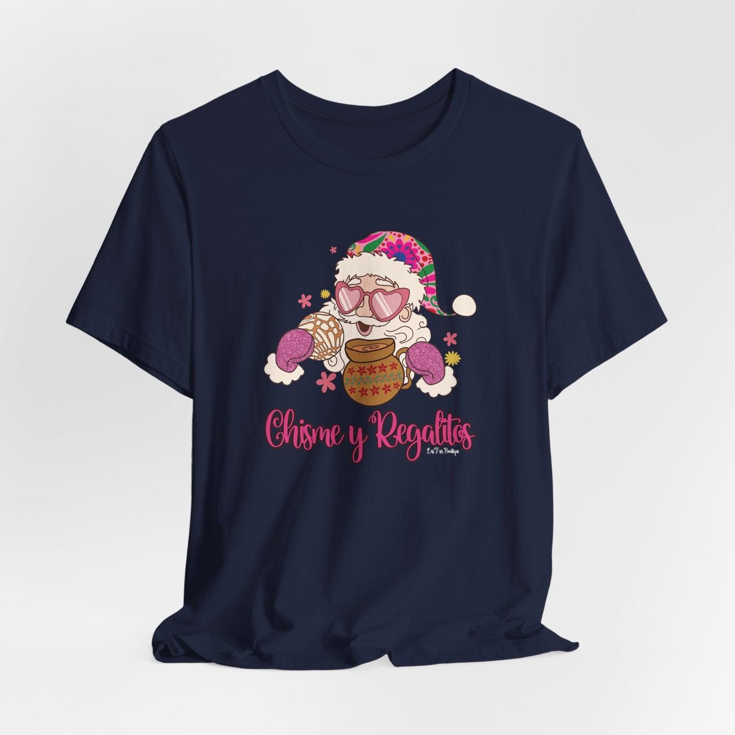 Santa’s Chisme y Regalitos T-Shirt – Funny Latina Christmas Tee – Unisex Fit
