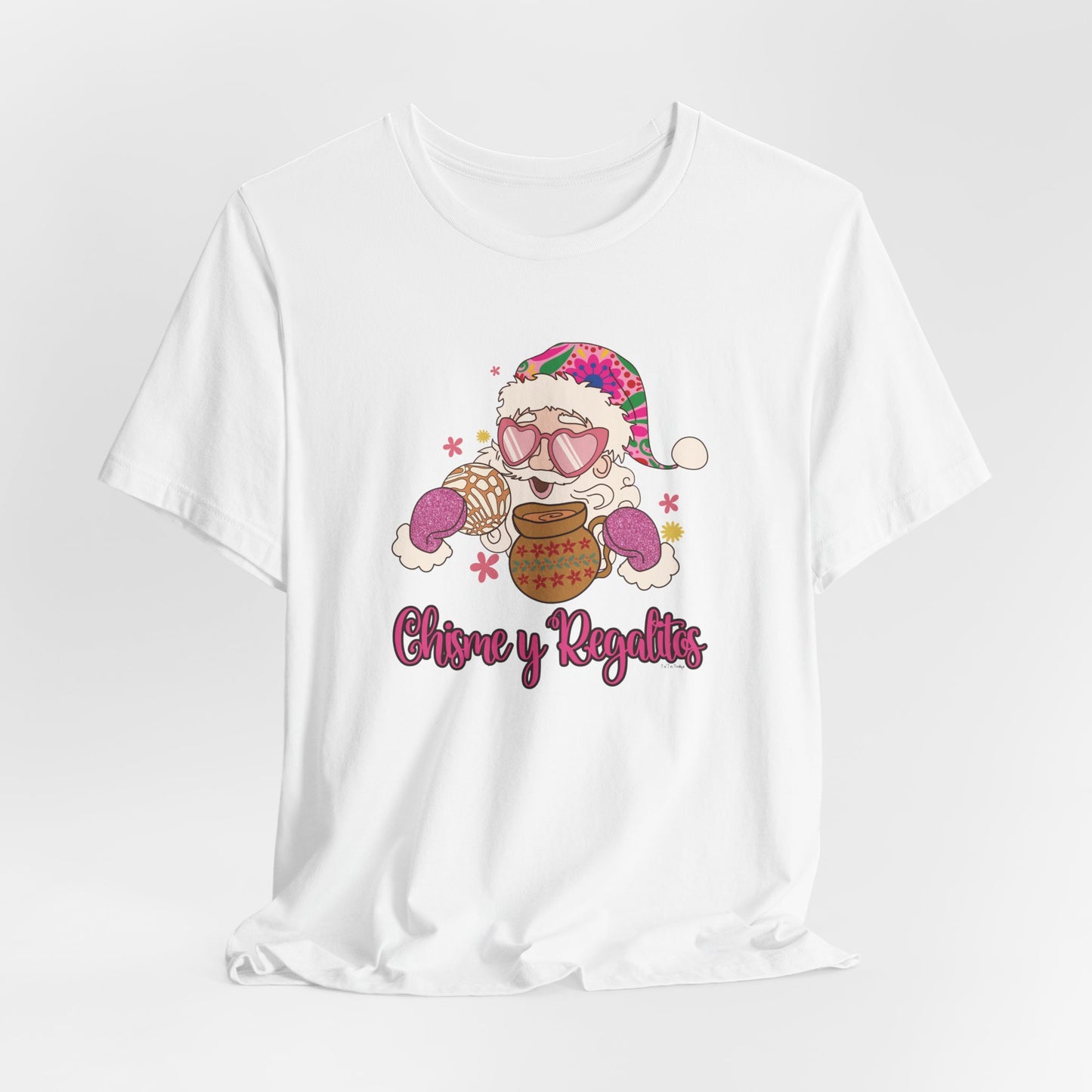 Santa’s Chisme y Regalitos T-Shirt – Funny Latina Christmas Tee – Unisex Fit