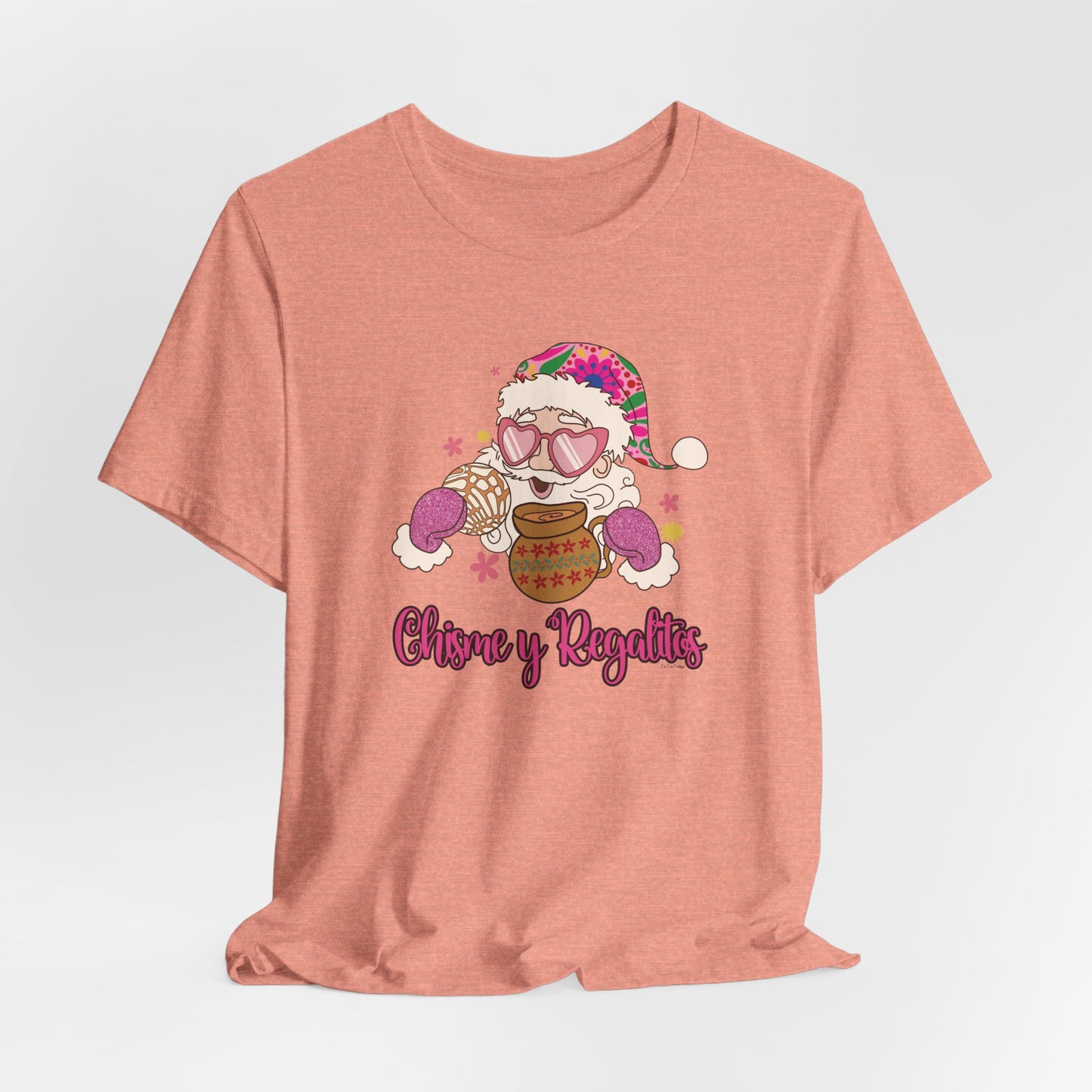 Santa’s Chisme y Regalitos T-Shirt – Funny Latina Christmas Tee – Unisex Fit