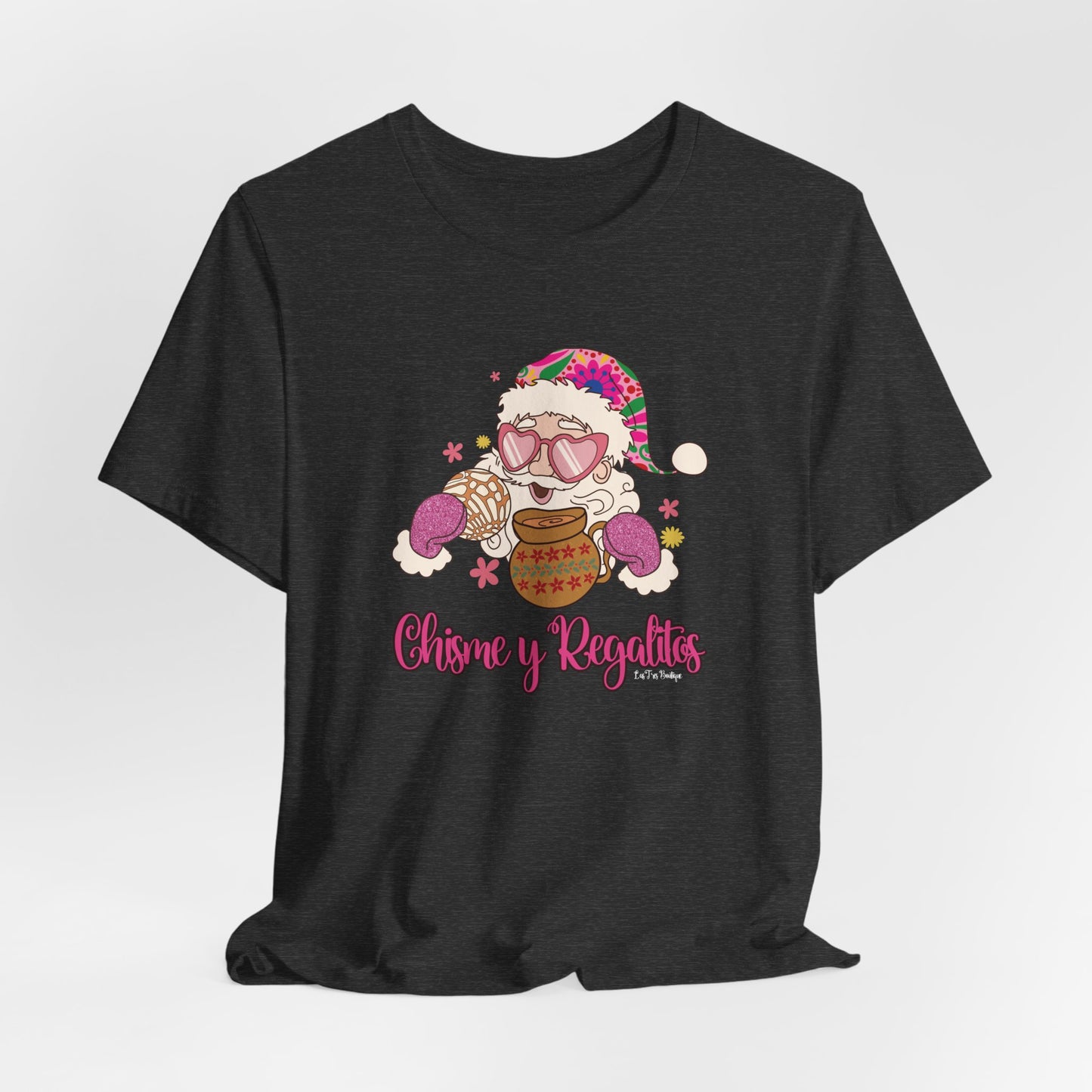 Santa’s Chisme y Regalitos T-Shirt – Funny Latina Christmas Tee – Unisex Fit